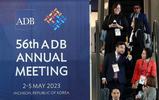 제56차 아시아개발은행(ADB) 연차총회 이틀째인 3일 행사장인 인천시 연수구 송도컨벤시아에 참가자들이 이동하고 있다. <연합뉴스>